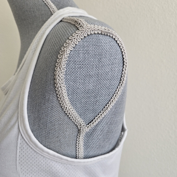 Nike Dri-fit Tank Top Like new Conditionin White Color size Medium - Picture 5 of 16